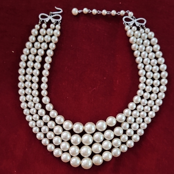 Jewelry - Beautiful Faux Pearl Bibb Necklace